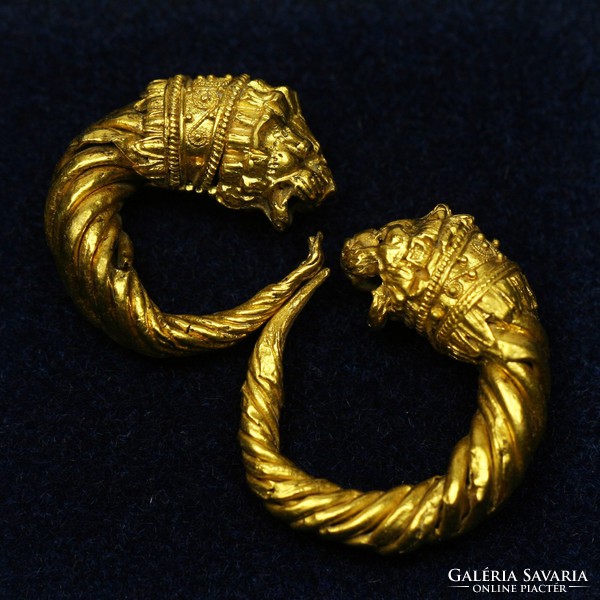 Pair of antique gold earrings with lion head decoration i.E. 4-3 No. Greek