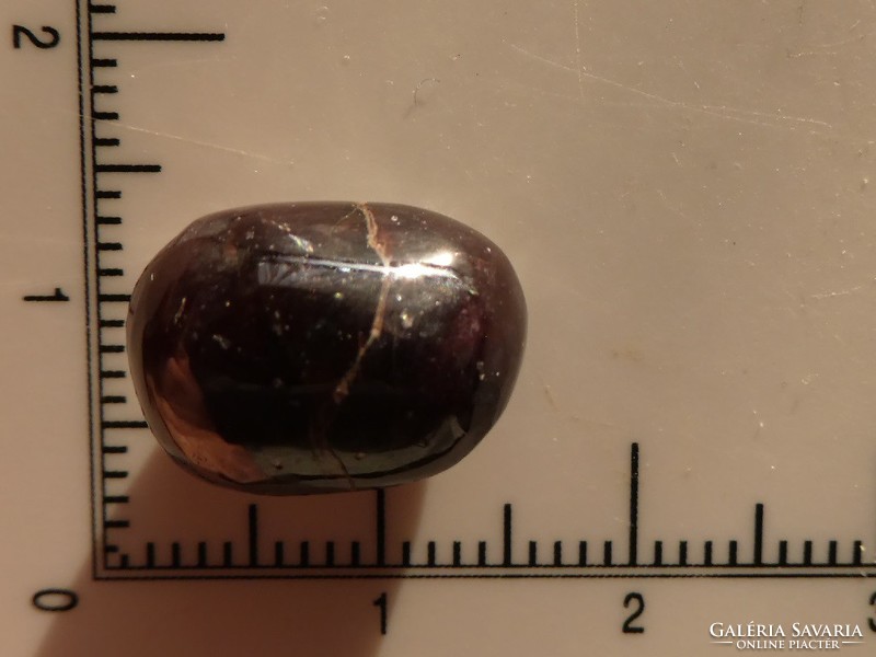 Természetes Almandin gránát ásvány rög, csiszolt felületű marokkő. 3,5 gramm