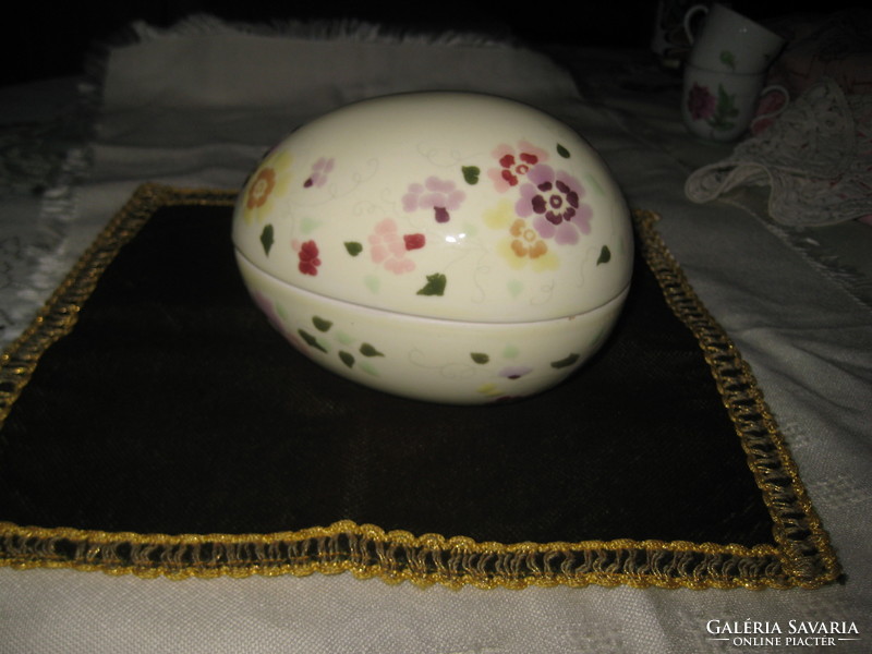 Zsolnay    kézi festésű  tojás   19 x 10 cm