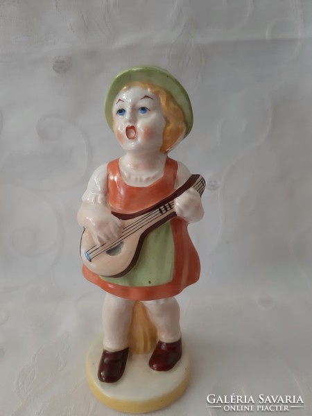 Kézzel festett kerámia éneklő kislány, mandolinnal