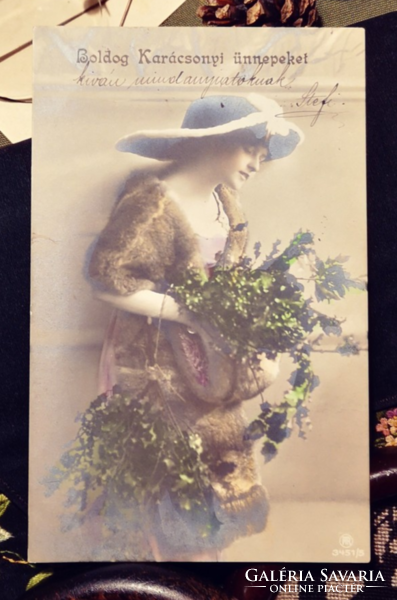 Antik karácsonyi képeslap hölgy magyallal