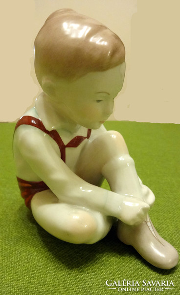 Aquincumi porcelán, cipőjét fűző kisfiú