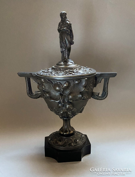 Szküphosz (Scyphus) antik bronz kupa Hébé figurás fedővel.