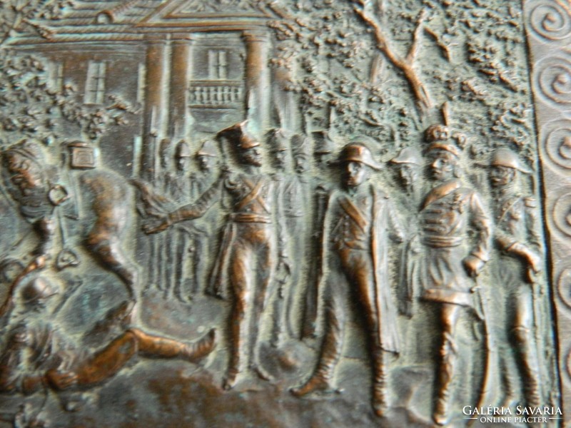 Antik faragott fa díszdoboz - kártya doboz , bronz katonai jelenetes életképpel