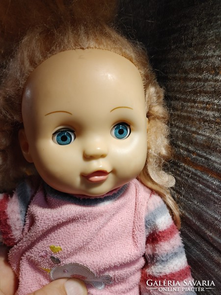 Játékbaba ritkaság kb.26 cm  döntve szemeit becsukja