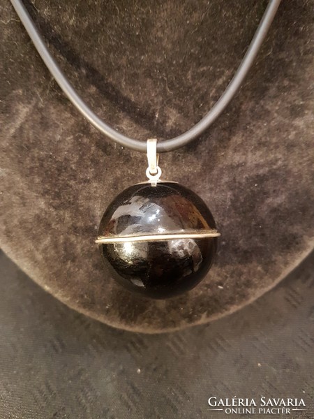 Unique vinyl pendant with silver addition