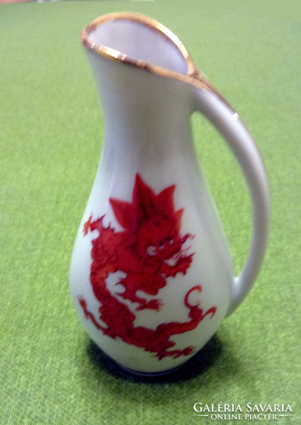 Small jug with a gold-edged dragon pattern