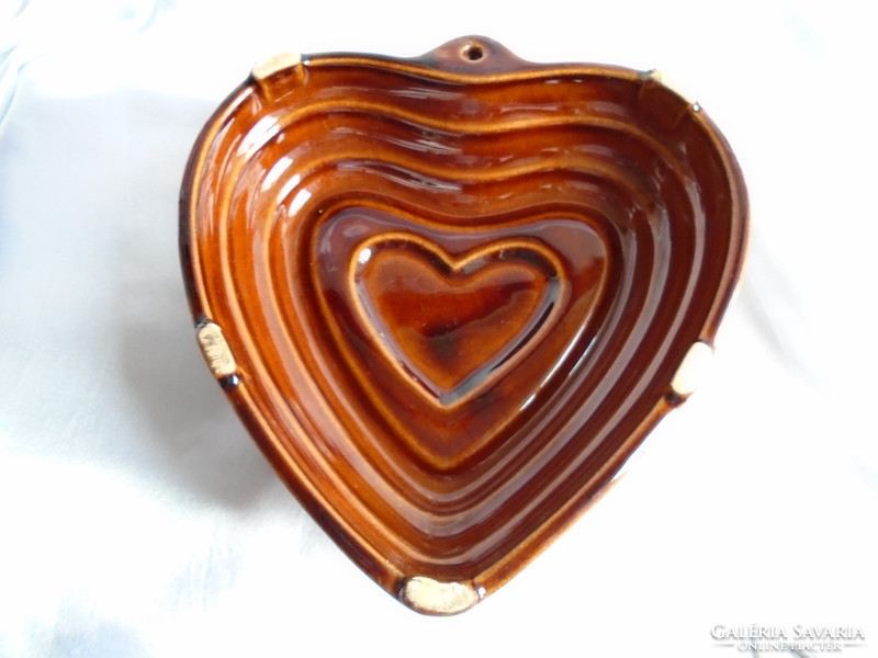 Szív alakú, virágos mázas kerámia sütő  forma.
