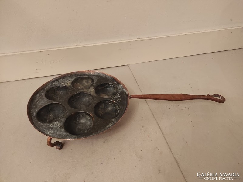 Antik muzeális konyhai eszköz ónozott vörösréz különleges 3 lábú tarkedli sütő 444