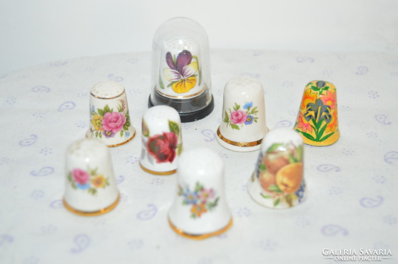7 db virágmintás jelzett porcelán Angol gyűszű gyűjteményből