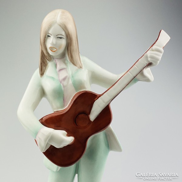 Aquincumi porcelán gitározó lány - Retro