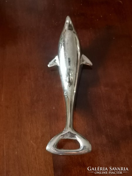 Ezüstözött, delfin, hal alakú sörnyitó,  kombinált vizes csavaros üvegnyitó, 16 x 6 cm