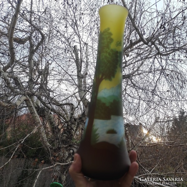 Különleges nagy méretű Gallé jellegű üveg vàza,rétegelt színes,szarvasok,tàjkép mótívumok