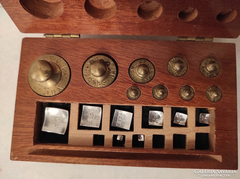 Antique pharmacy scales set in box of pharmacy tool 672