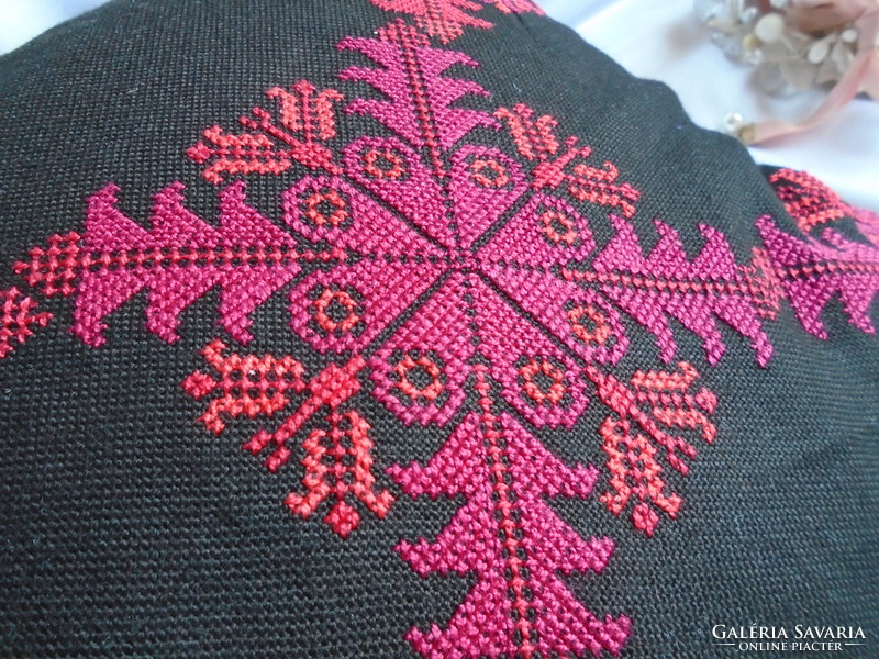 New hand embroidered cross stitch pillowcase. 36 X 36 cm.