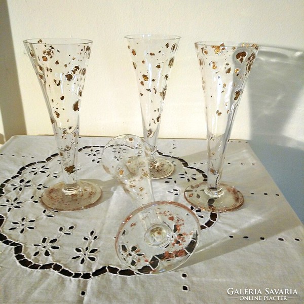 Vaszil Gabriella gyönyörű, fújt, aranydíszes kristály pezsgőspoharai