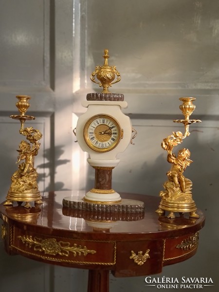 Márvány kandalló óra tűziaranyozott bronz gyertyatartóval