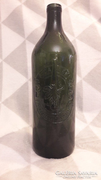 Antik dombormintás boros üveg