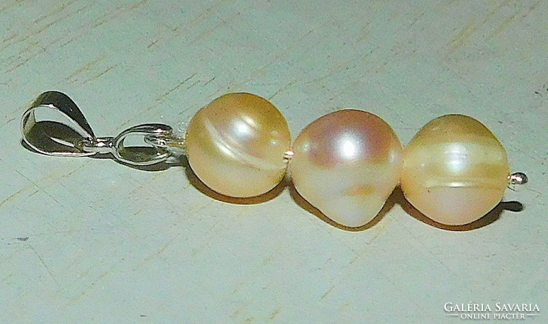Cream shiny cultured real pearl pendant