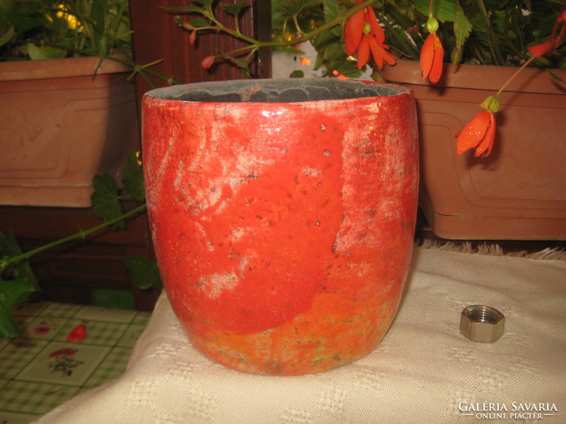 Kemény cserép vagy kaspó ,  piros hordó alakú  , a tavaszi virág ültetéshez ,16 x 16 cm