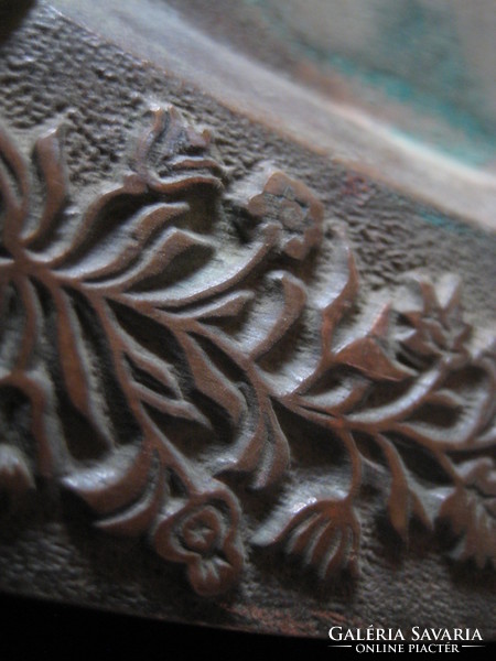 Szép  , patinás bronz ,  ötvös munka  jelzett  15,6 x 9,6, cm