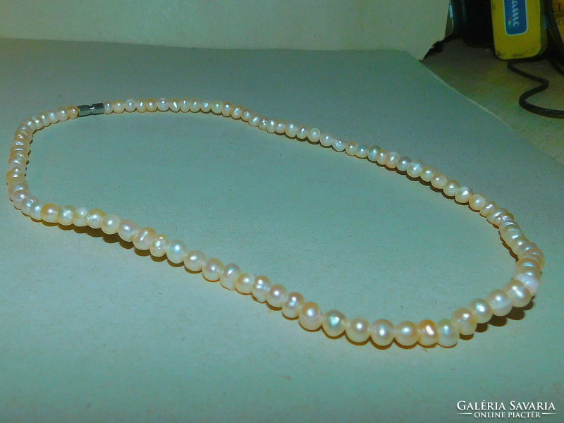 Champagne-sparkling shade of fine-grained real pearl necklace