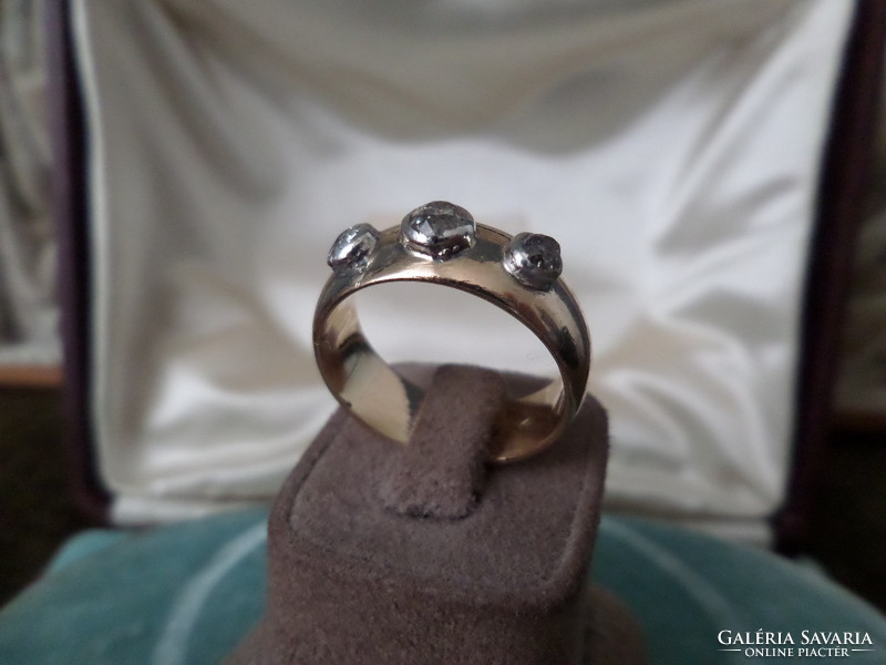 Wide gold ring with buton busy glasses