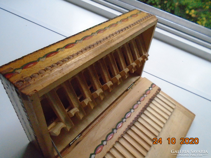 Wooden box with engraved, painted polychrome arabesques, lattice cigarettes