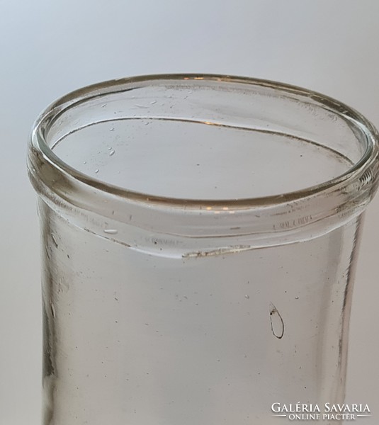 Colorless, jar, pounded glass (2046)