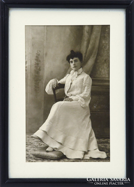 Antik fotó, eredeti papírkép bekeretezve. Nő fehérben, egészalakos műtermi felvétel. 1910-es évek.