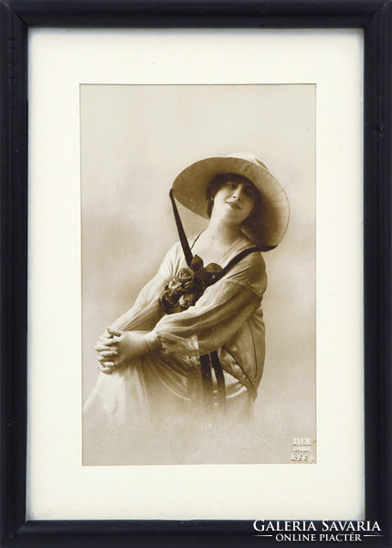 Antik, francia képeslap bekeretezve, fiatal nő kalapban.