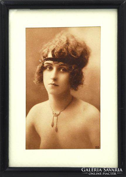 Antik képeslap, fotólap, reprint bekeretezve. Fiatal nő érdekes nyakékkel, 1910-es évek.