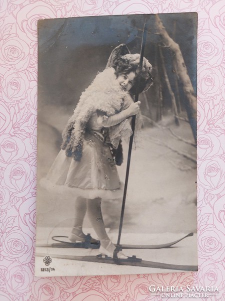 Régi képeslap női fotó levelezőlap korabeli síléc fénykép