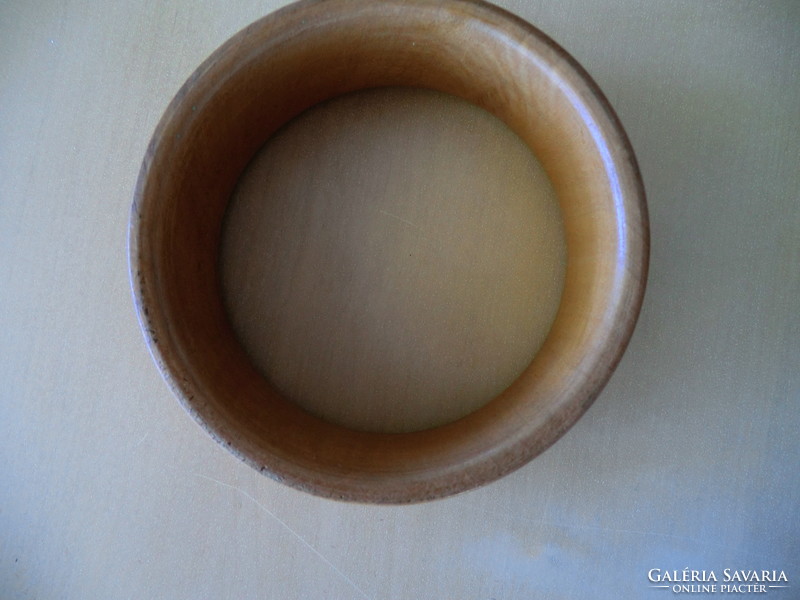 Karkötő fából faragva belső átmérője 6,5 külső 8 cm. Szélessége 3 cm.