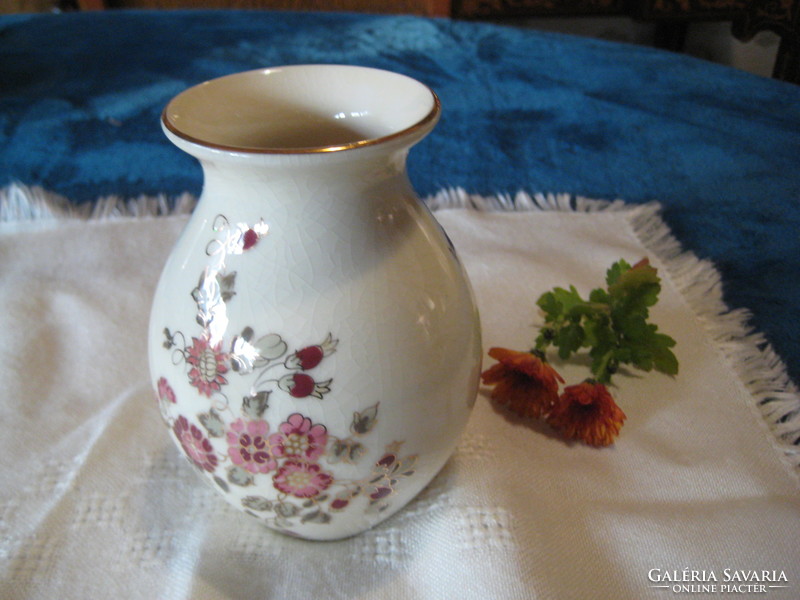 Zsolnay ,  kézzel festett váza , szignós    10 x 13  cm