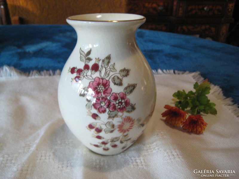 Zsolnay kézzel festett váza , szignós    10 x 13  cm