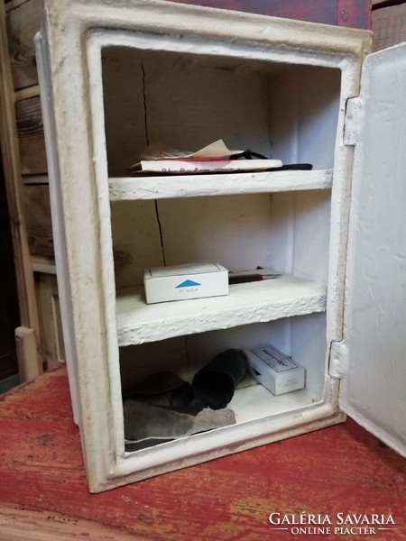First aid box, white metal box, lockable