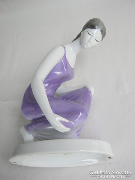 Hollóházi porcelán vízmerítő lány