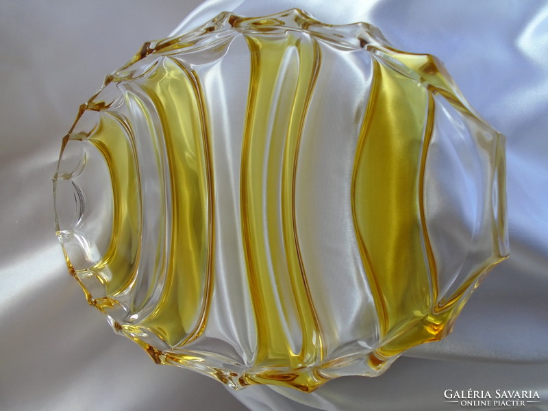 Walter Glass üveg osztott kínáló. 28 x 18 cm