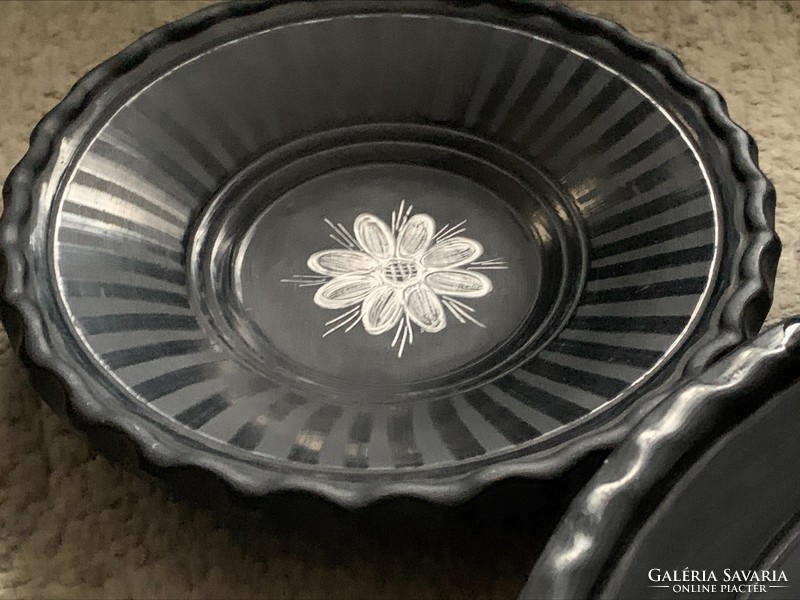 Retro Karcagi black ceramics, 3 wall plates and 1 vase, 34.5 cm. The biggest plate