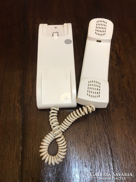 Fehér falra szerelhető vonalas  telefon. Szép, megkímélt állapotban.