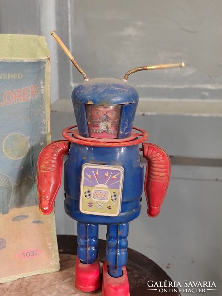 Old tin robot