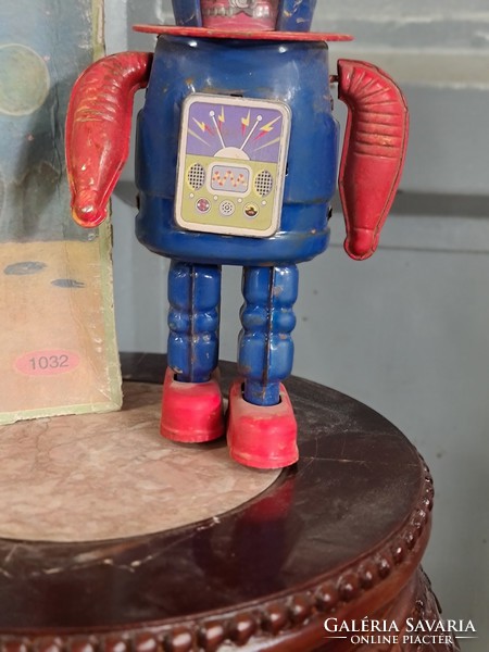 Old tin robot