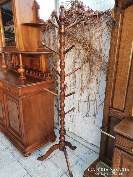 Állófogas esztergált fából antik stílusban