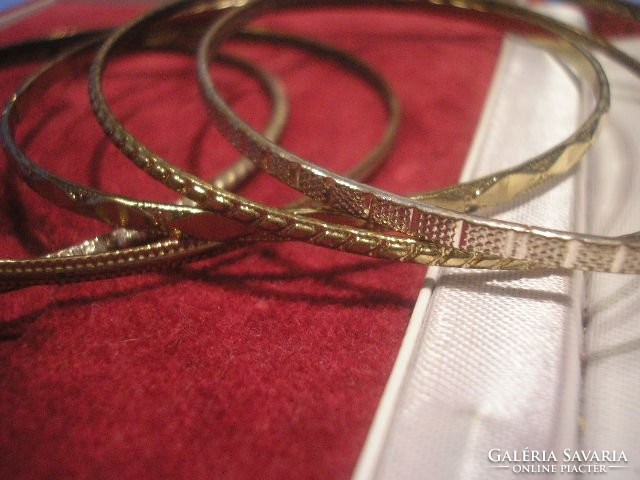 N16 6 gold bracelets with different patterns with a diameter of 7 cm
