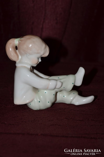 Aquincum cipőt húzó kislány pöttyös nadrágban  ( DBZ 0071 )