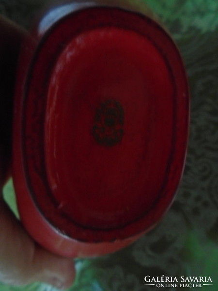 Nagyon szép piros színű szív alakú Szolnay jelzésű váza