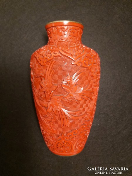 Kínai cinóber vésett lakk váza és hamutartó