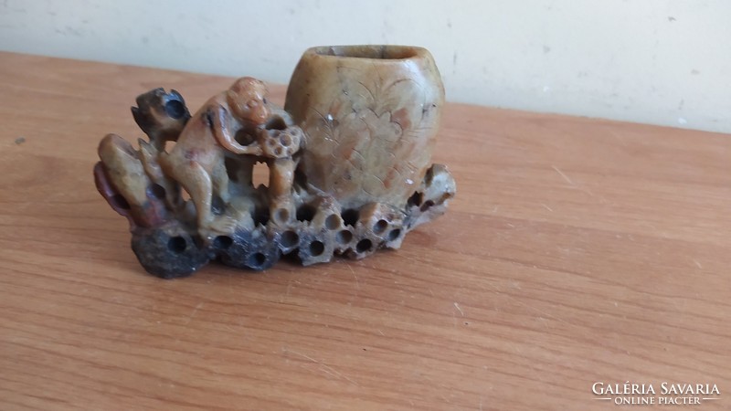 Kis kőfaragvány  majom figurával