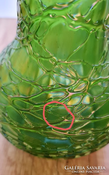 Irizáló váza, csurgatott üvegdíszítéssel